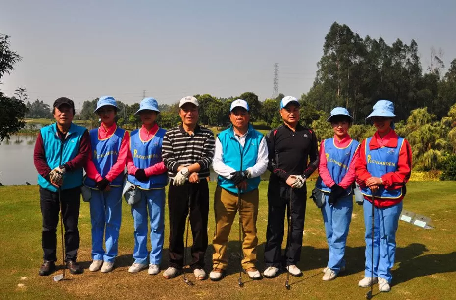 欢聚竞技时刻：活力四射的团队庆典纪实-第4张图片-康盛风体育资讯官网 - 专业体育赛事报道与运动服饰潮流指南平台