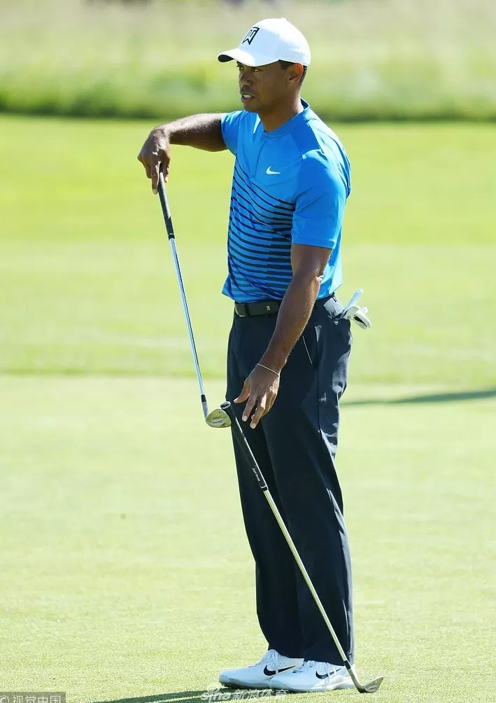 王者归来辛尼科克山 老虎伍兹公开赛前的专注时刻-第3张图片-康盛风体育资讯官网 - 专业体育赛事报道与运动服饰潮流指南平台