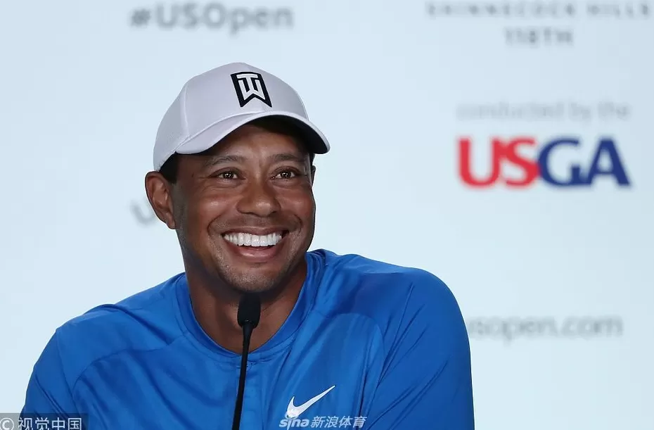 王者归来辛尼科克山 老虎伍兹公开赛前的专注时刻-第4张图片-康盛风体育资讯官网 - 专业体育赛事报道与运动服饰潮流指南平台