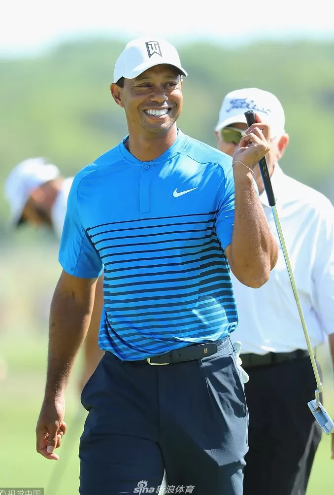 王者归来辛尼科克山 老虎伍兹公开赛前的专注时刻-第5张图片-康盛风体育资讯官网 - 专业体育赛事报道与运动服饰潮流指南平台