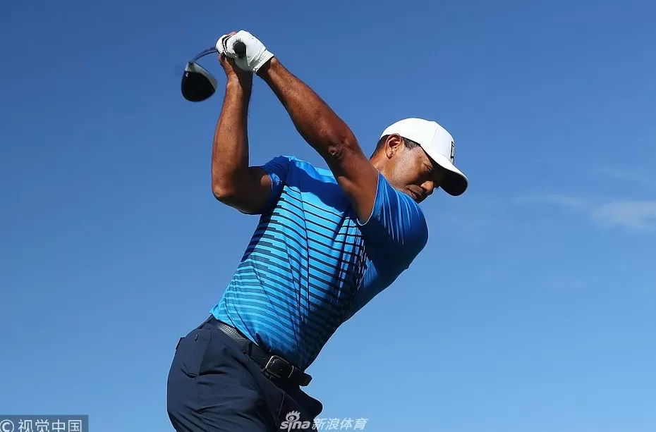 王者归来辛尼科克山 老虎伍兹公开赛前的专注时刻-第6张图片-康盛风体育资讯官网 - 专业体育赛事报道与运动服饰潮流指南平台