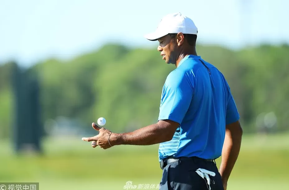 王者归来辛尼科克山 老虎伍兹公开赛前的专注时刻-第7张图片-康盛风体育资讯官网 - 专业体育赛事报道与运动服饰潮流指南平台