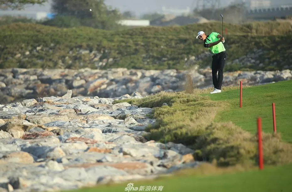 欧巡赛阿曼公开赛激战正酣 多国名将并列领先争冠-第2张图片-康盛风体育资讯官网 - 专业体育赛事报道与运动服饰潮流指南平台