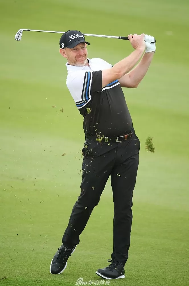 欧巡赛阿曼公开赛激战正酣 多国名将并列领先争冠-第8张图片-康盛风体育资讯官网 - 专业体育赛事报道与运动服饰潮流指南平台