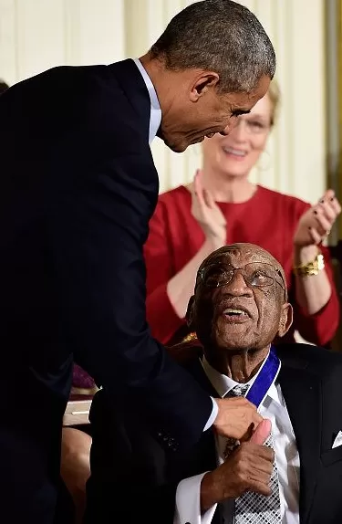 白宫礼赞：当九十二岁的高尔夫破壁者接受国家最高致敬-第2张图片-康盛风体育资讯官网 - 专业体育赛事报道与运动服饰潮流指南平台