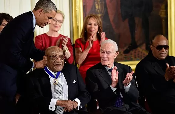 白宫礼赞：当九十二岁的高尔夫破壁者接受国家最高致敬-第6张图片-康盛风体育资讯官网 - 专业体育赛事报道与运动服饰潮流指南平台