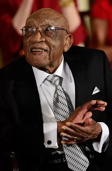 白宫礼赞：当九十二岁的高尔夫破壁者接受国家最高致敬-第7张图片-康盛风体育资讯官网 - 专业体育赛事报道与运动服饰潮流指南平台