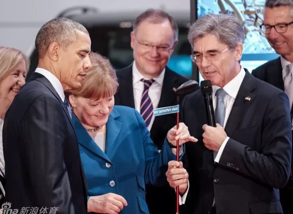 汉诺威工博会上的友谊与未来：奥巴马默克尔携手体验数字化新潮-第5张图片-康盛风体育资讯官网 - 专业体育赛事报道与运动服饰潮流指南平台