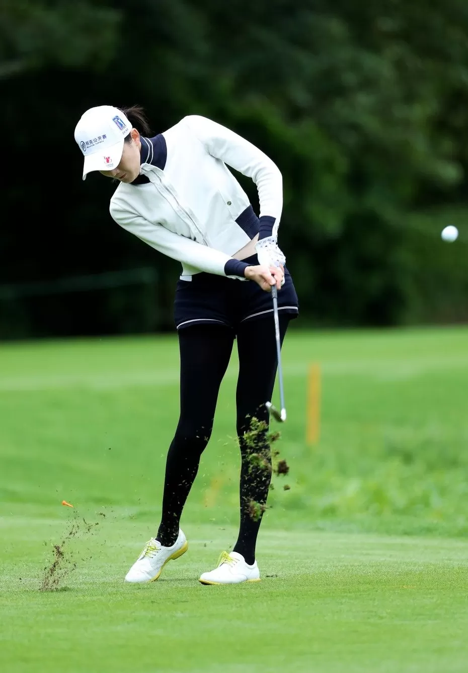 白衣天使挥杆果岭澳大利亚高尔夫新星卢特鲁斯闪耀中国美巡赛广州站-第3张图片-康盛风体育资讯官网 - 专业体育赛事报道与运动服饰潮流指南平台