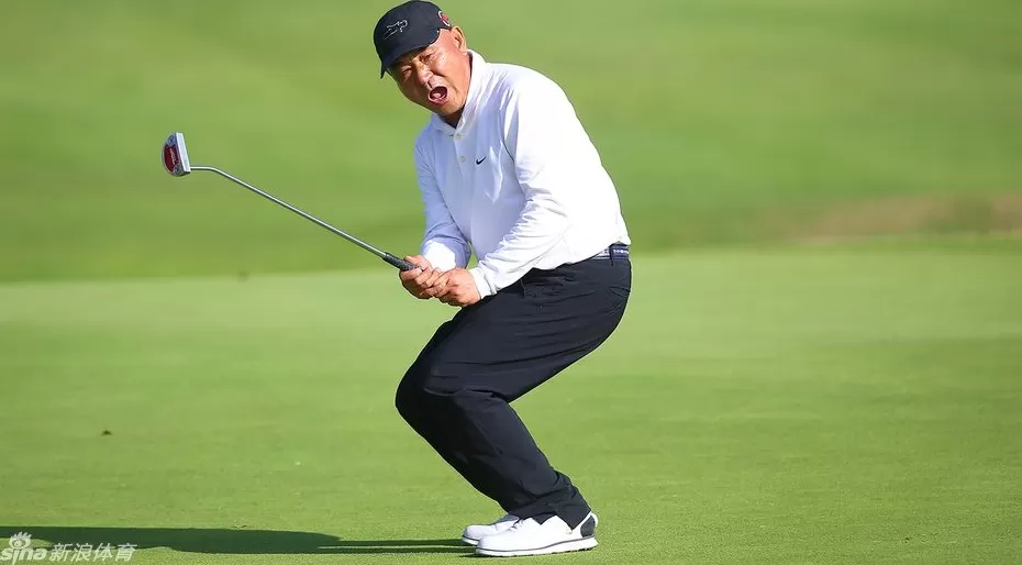 江湖老炮加洞绝杀登顶武林盟主 五十八岁白Tee冠军创历史-第4张图片-康盛风体育资讯官网 - 专业体育赛事报道与运动服饰潮流指南平台