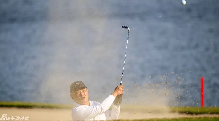 江湖老炮加洞绝杀登顶武林盟主 五十八岁白Tee冠军创历史-第5张图片-康盛风体育资讯官网 - 专业体育赛事报道与运动服饰潮流指南平台