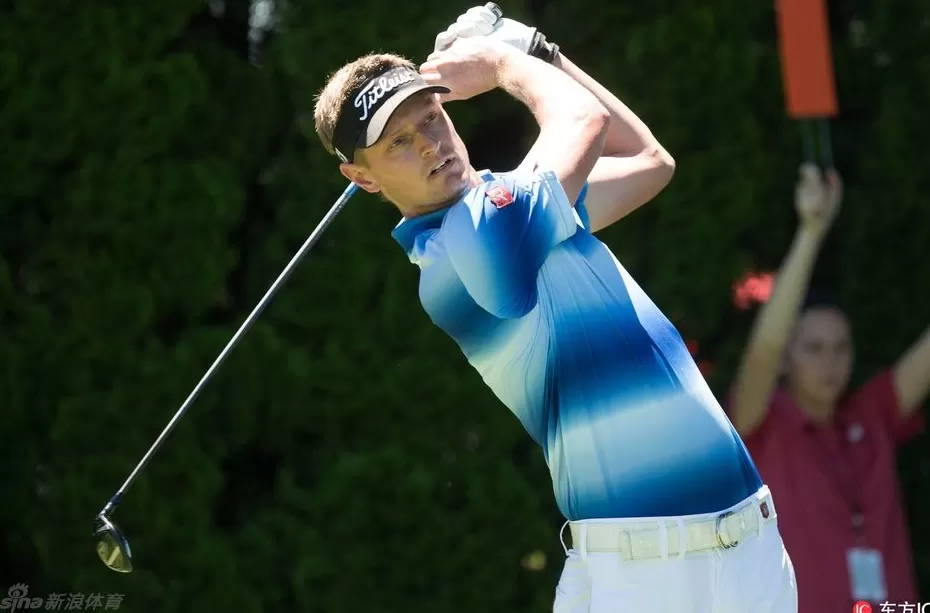 沙坑中的魔术师斯皮思逆境领跑，年轻传奇于风雨伯克戴尔铸就开门红-第1张图片-康盛风体育资讯官网 - 专业体育赛事报道与运动服饰潮流指南平台