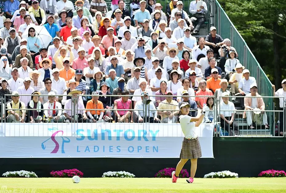 绿茵之上的较量与温情：高尔夫赛场内外众生相-第2张图片-康盛风体育资讯官网 - 专业体育赛事报道与运动服饰潮流指南平台